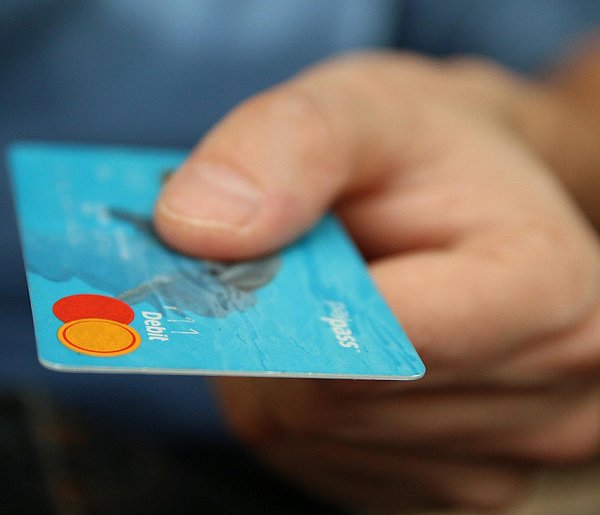 Fiskus skontroluje płatności kartą Polaków? Resort zabiera głos-49495