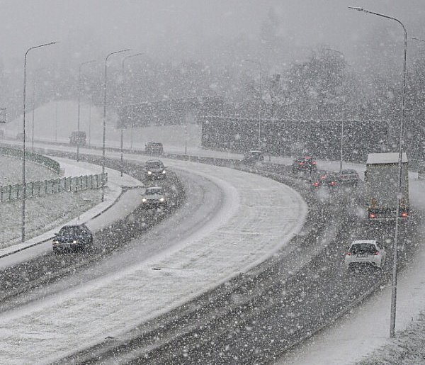 Południe kraju pod śniegiem; alert RCB rozszerzony na kolejne powiaty-49535
