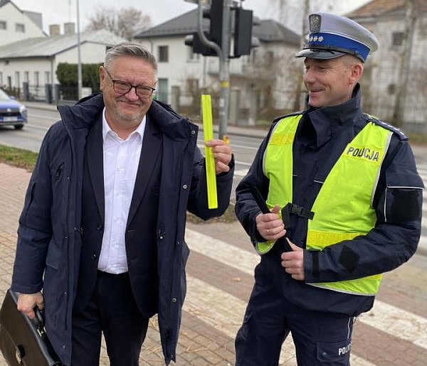 Burmistrz Kolna promuje odblaski-49623