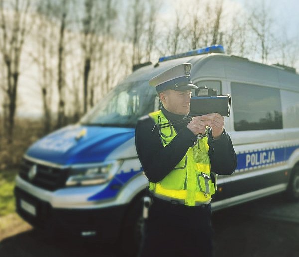 Kontrole prędkości na drogach. Noga z gazu-49704