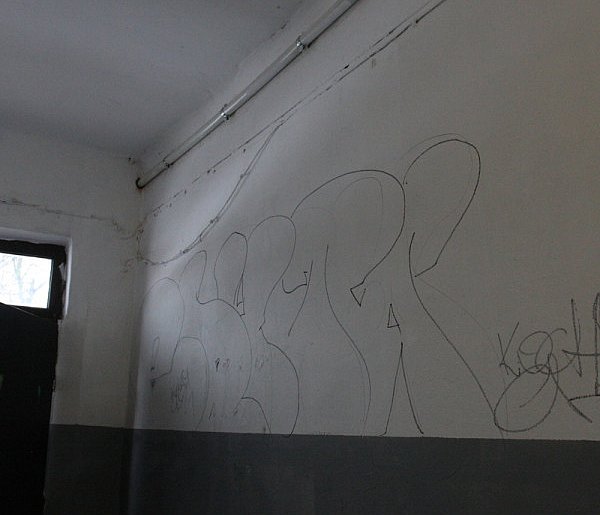 Zniszczył ścianę klatki schodowej w Kolnie-49761