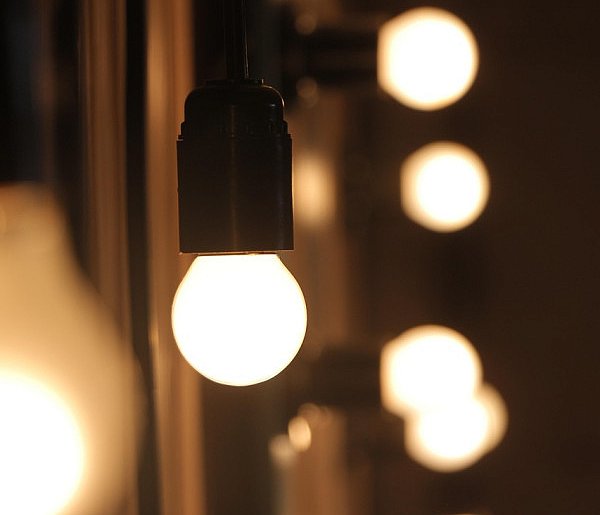 Rachunki za prąd pójdą w dół. Rząd usuwa opłatę doliczaną od lat-49770