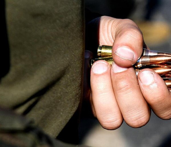 W sytuacji zagrożenia 43,2 proc. chce zgłosić się do obrony kraju, tyle samo - nie-49909