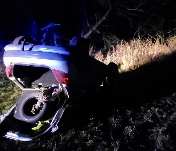 Ucieczka pijanego kierowcy zakończyła się dachowaniem-50016