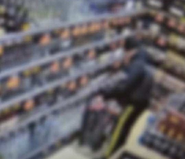 Przyłapano 69-latka, który ukradł 2 butelki spirytusu-50100