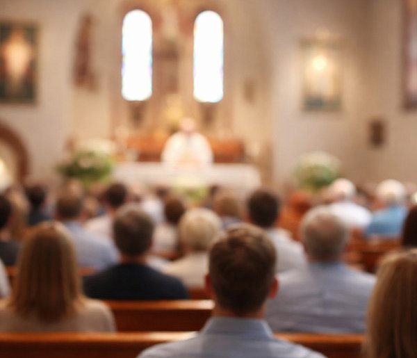 Ilu Polaków naprawdę chodzi do kościoła? Jedna statystyka szokuje-50251