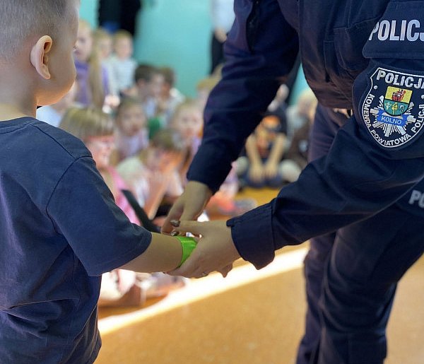 Do uczniów trafiło blisko 3 tysiące sztuk opasek odblaskowych-50421