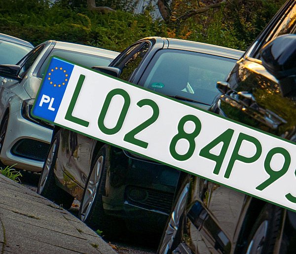 Tablice z zielonymi napisami na kolejnych autach. Nie chodzi o "elektryki"-50466