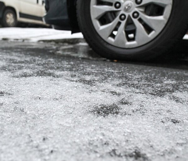 IMGW ostrzega przed oblodzonymi drogami w 13 województwach-50577