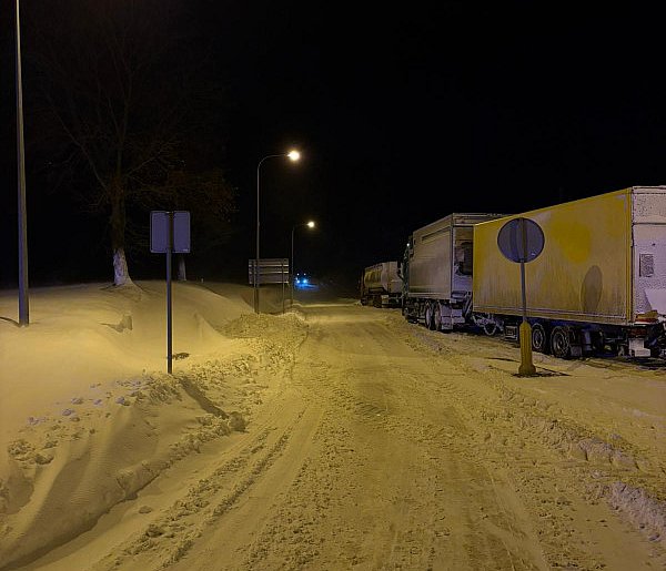 Z powodu ataku zimy utrudnienia na drogach i cofka-50659