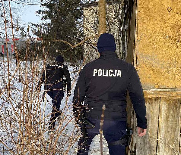Policja sprawdza miejsca, gdzie przebywają osoby bezdomne-50929