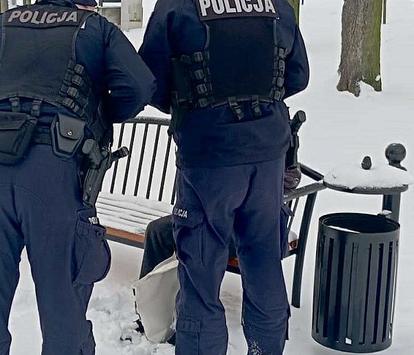 Spała na ławce. Zareagowały służby miejskie-51028