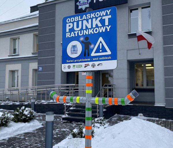 Odblaski przed komendą Policji w Kolnie-51037