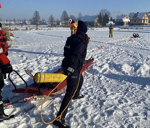 Załamał się lód. Policja już wie, jak skutecznie zareagować-51154