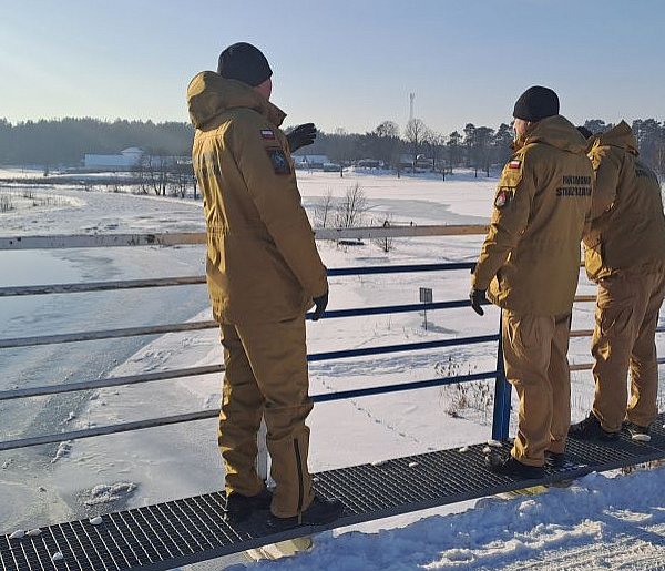 Strażacy z Kolna monitorują Pisę-51151