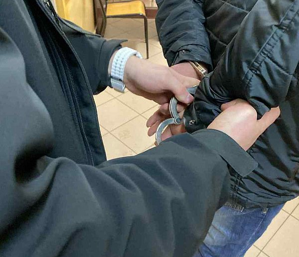 KPP Kolno: jeden z nich uderzył pokrzywdzonego łopatą w głowę