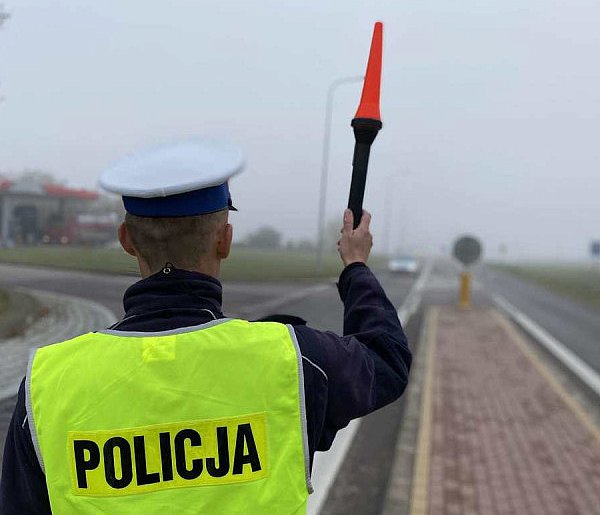 Kierowca Toyoty poszukiwany po ucieczce przed policją i kolizji