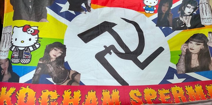 Kolorowa flaga na szczycie wieży telekomunikacyjnej-47538