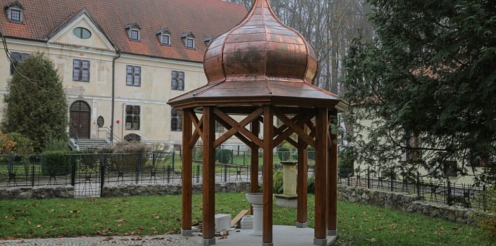 W Świętej Lipce odtworzono altanę z wodą-49206