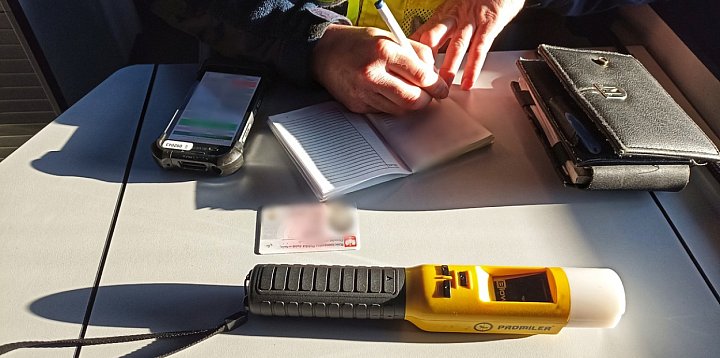 Byli tak pijani, że nie potrafili wysiąść z auta-49226