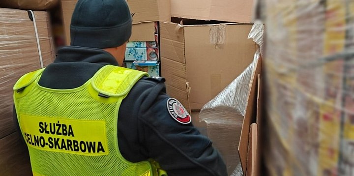 Papierosy z Białorusi  między paletami z folią-49481