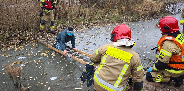 10-latek wszedł na zamarznięte oczko wodne-49650