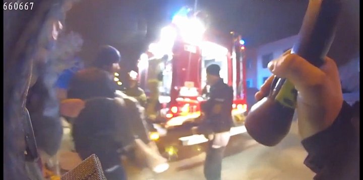 Z zadymionego domu policjanci wynieśli kobietę-49767