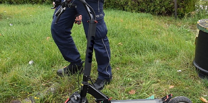 Jechał hulajnogą i uderzył w auto-49896