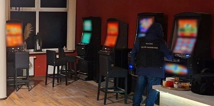 13 nielegalnych automatów do gier przejętych przez KAS