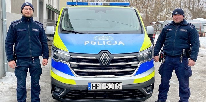 Policjanci wyciągnęli mężczyznę z przerębla