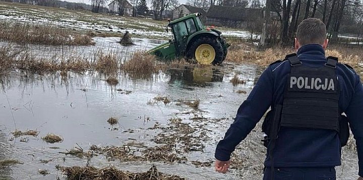 Ucieczka ciągnikiem zakończona w wodzie