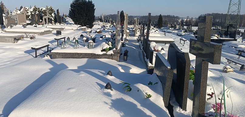 Kolneński cmentarz w zimie (fotorelacja)