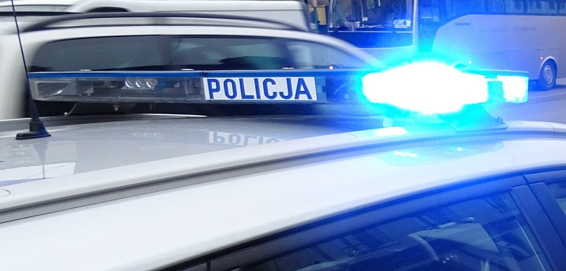 Schorowana seniorka leżała w łóżku pod kilkoma kołdrami