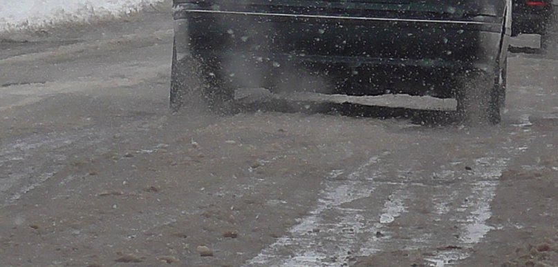 Opady marznącego deszczu powodujące gołoledź w powiecie kolneńskim