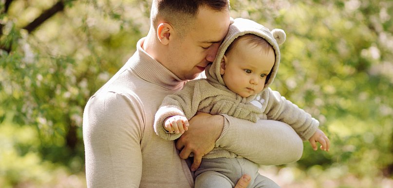 Coraz więcej ojców przejmuje opiekę nad dziećmi