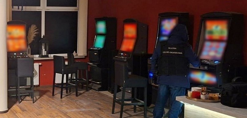 Aż 13 nielegalnych automatów do gier przejętych przez KAS w Łomży