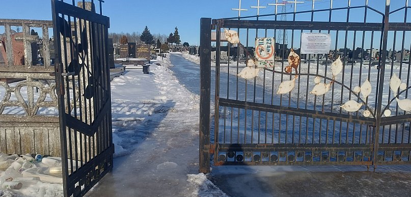 Uwaga! Ślisko na kolneńskim cmentarzu