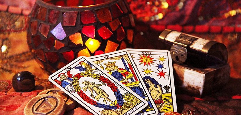 Od chaosu do jasności: jak zadawać pytania,  które otwierają karty Tarota?