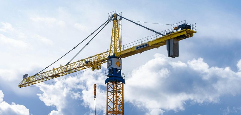Mobilne żurawie wieżowe w praktyce – kiedy sprawdzają się najlepiej na budowie?