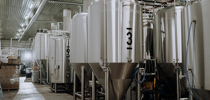 Zbiorniki nierdzewne w przemyśle spożywczym i chemicznym – jak wybrać odpowiednie