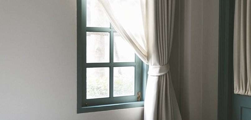 Precyzja i estetyka - dlaczego firany na metry wygrywają z gotowymi produktami