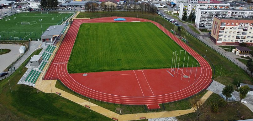 Fotowoltaika z magazynami energii na basenie i stadionie