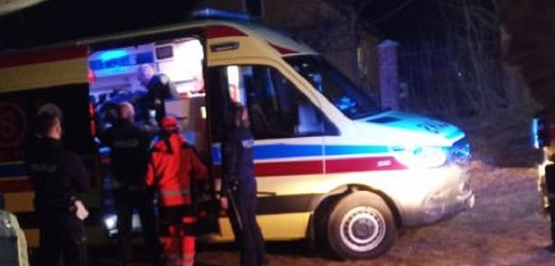 Nie tylko strażacy. Obiektem ataku byli też policjanci