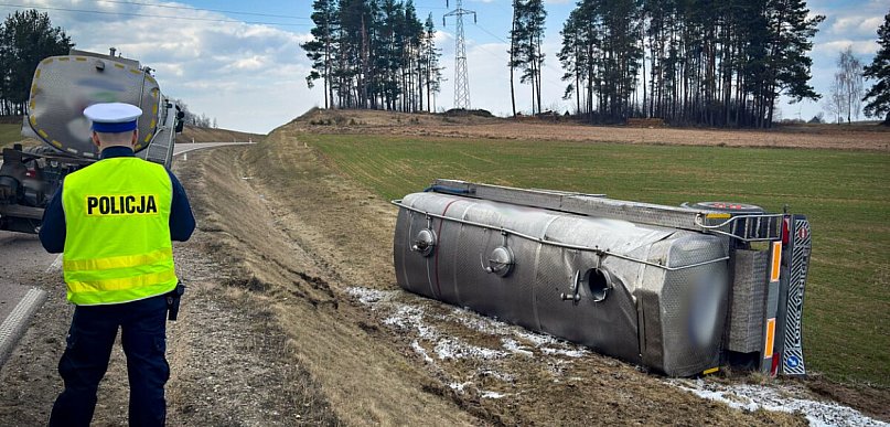 Przyczepa z mlekiem wylądowała w rowie