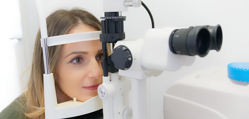 Nowoczesne soczewki przy operacji zaćmy – czy można pozbyć się okularów?