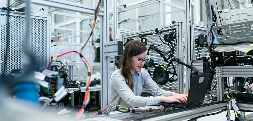 Jak zacząć naukę sterowników PLC i szybko zdobyć praktyczne umiejętności?