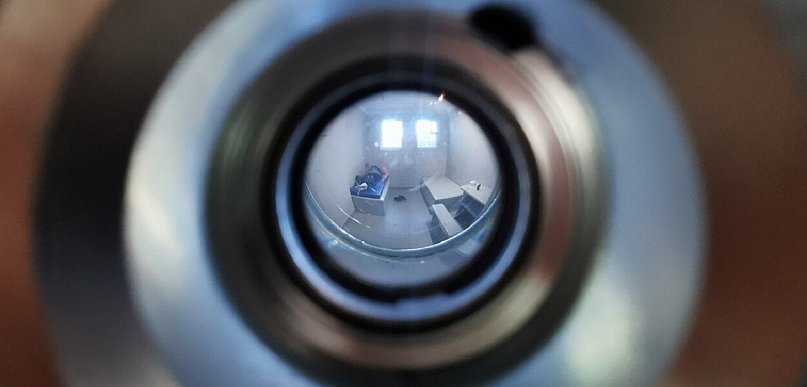 Myślał, że ukryje się przed policjantami pod kołdrą