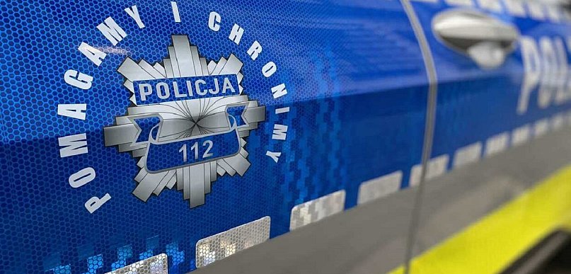 Uwaga: Ciężarówka w rowie na drodze krajowej S61