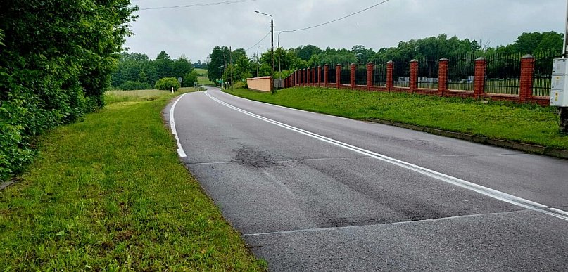 Radny apeluje o budowę chodnika przy drodze