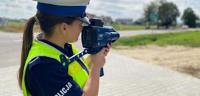Szokujące prędkości i wysokie mandaty! Dwójka kierowców bez praw jazdy